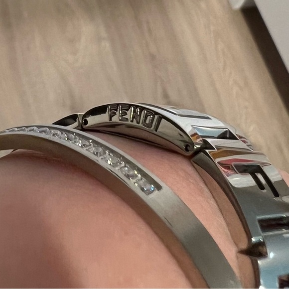 Fendi Logo Watch 14mm Working Condition - Picture 7 of 8